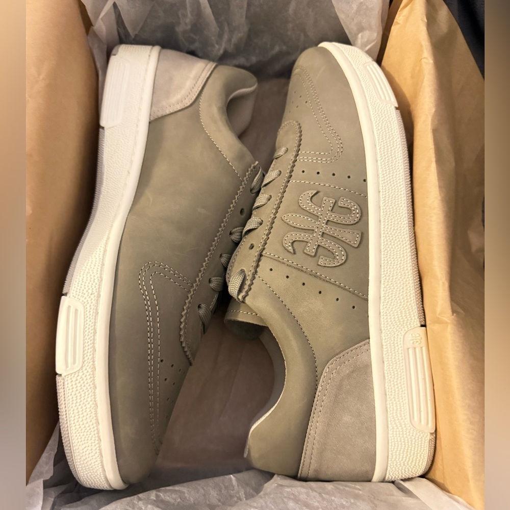 Brand new in box - Royal Elastics ‘Dreamer’ Size 10.5 M